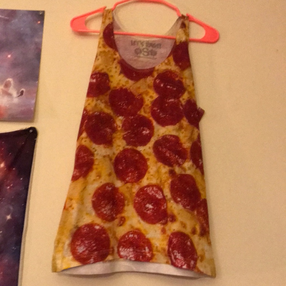 Fun pizza print tank top! 🍕